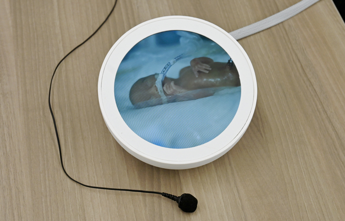 専用機器でNICUの様子と赤ん坊の鼓動を感じることができる