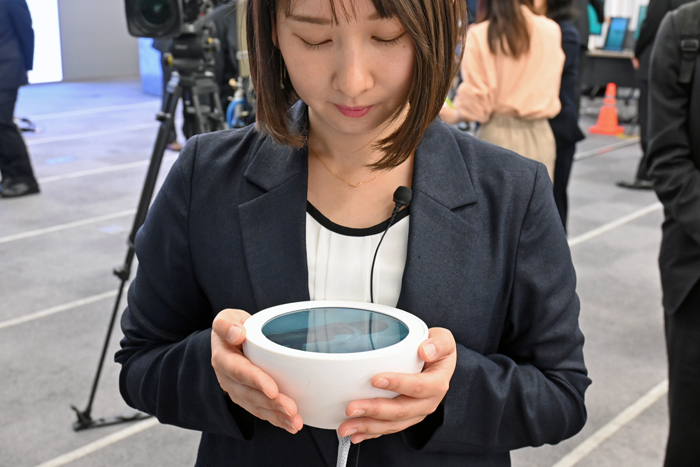 モニター付きの専用機器を赤ん坊を抱くようにして利用する