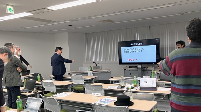体を動かす体験を交えた講演の様子