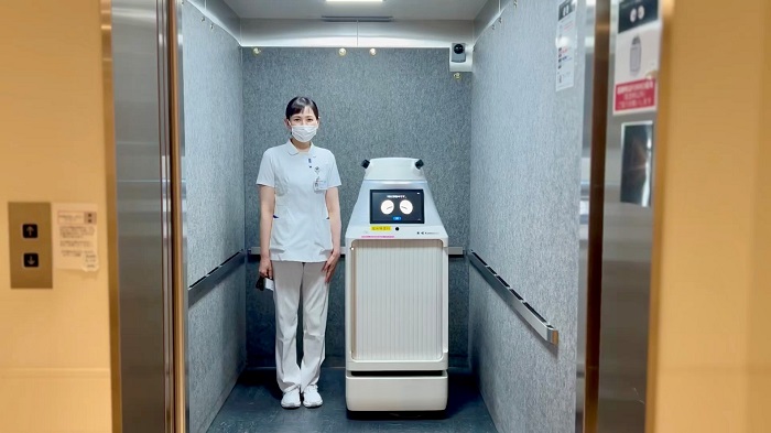 人とエレベータを相乗りして運用