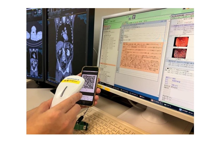 2次元バーコードを読み取り、電子カルテ端末に転送(画像中の患者情報は実際のものではなくダミー情報)
