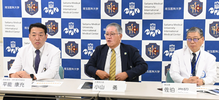 「ダビンチ5」の稼働と手術実施で会見する(左から)平能康充・埼玉医科大学国際医療センター院長補佐・消化器外科教授、小山勇・埼玉医科大学国際医療センター名誉病院長、佐伯俊昭・埼玉医科大学国際医療センター病院長