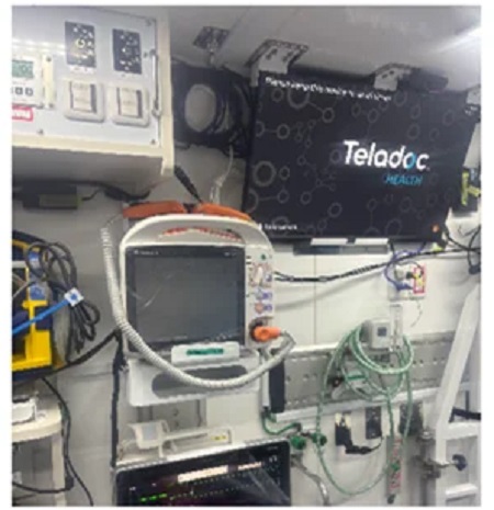 小児用新型ドクターカーの車内。「Teladoc HEALTH」のカメラは車内後部に設置