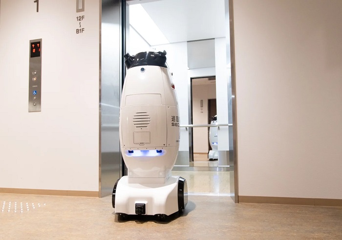 院内のエレベーターに乗車する「SQ-2」