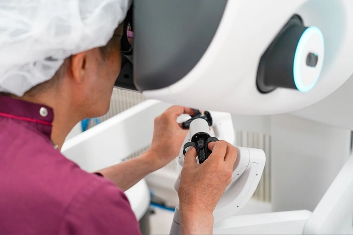 ロボットアームを操作する田邉医師