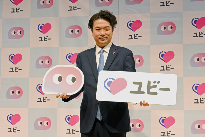 記者会見で新サービスを発表した阿部吉倫・ユビー共同代表取締役