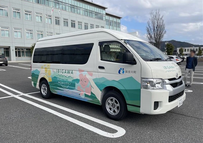 遠隔医療システムを搭載した揖斐川町の医療MaaS車両