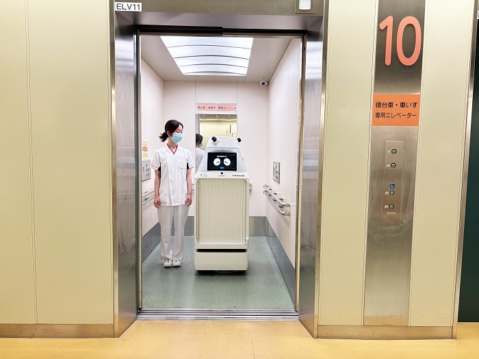 エレベーターに人と相乗りする様子