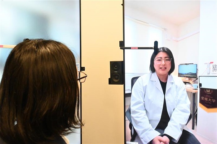 ディスプレー中央にカメラが設定されており、目が合う感覚がある。縦長の画面で相互に全身が映し出されることが特長だ。