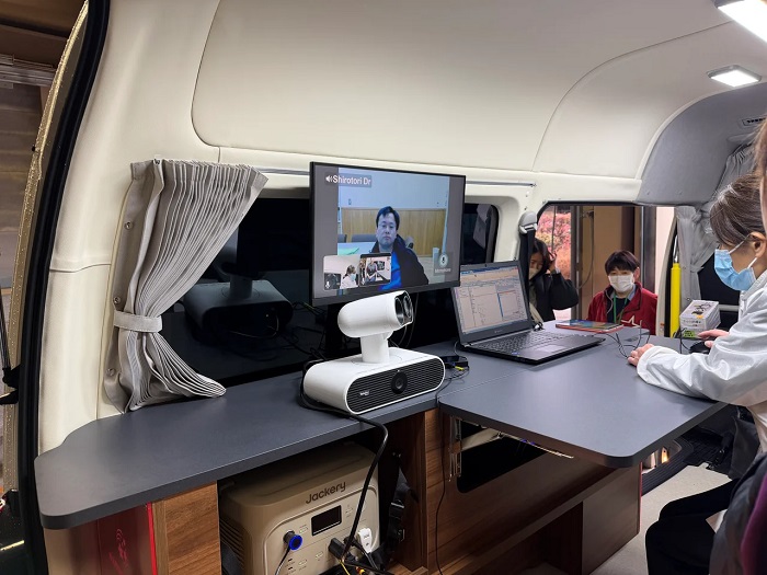 DtoPwithN(遠隔地の医師が患者のそばにいる看護師を通じて実施)形式のオンライン診療のデモ風景