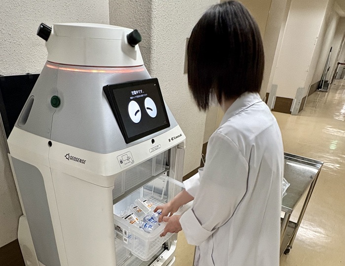 薬剤を「FORRO」に積み込む様子