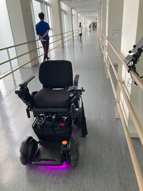 電動車いすが移動する様子