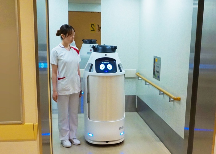 エレベーターに人と相乗りする様子