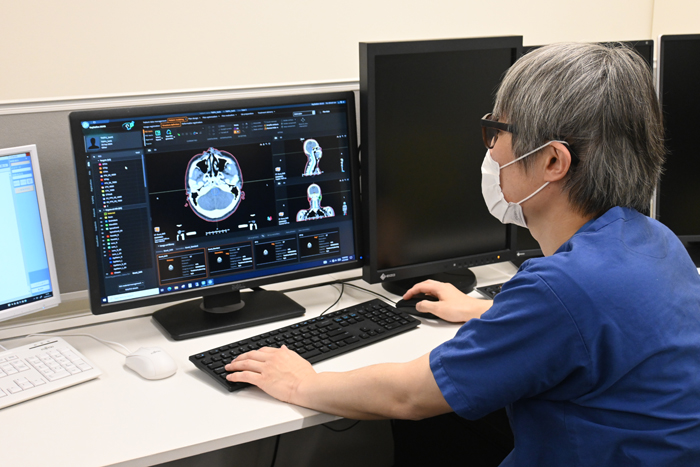 石川准教授は「放射線治療計画は輪郭の描出などに時間がかかる作業」と話す