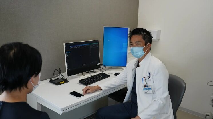 院内専用スマートフォンで「medimo」を使用し、外来診療を行う様子