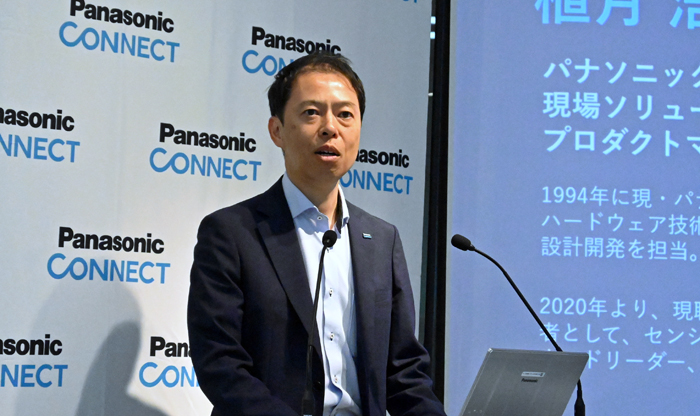 顔認証付きカードリーダーの新モデルを説明する植月浩・現場ソリューションカンパニーセンシングSBUプロダクトマネジメント1部部長