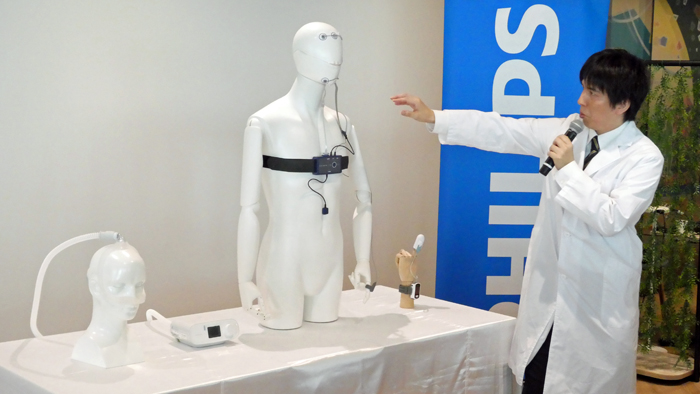 (左から)CPAP装置、精密検査機器、簡易検査機器を説明する村丘寛和医師
