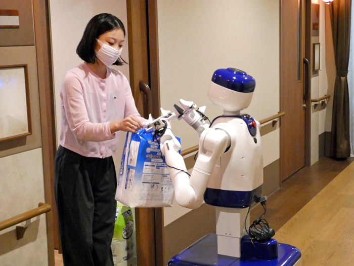 紙おむつなどを指定場所まで運んで受け渡す「D1」