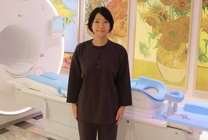 胸元が開きにくい襟元と、乳頭が目立ちにくい二重の生地を採用した検査着